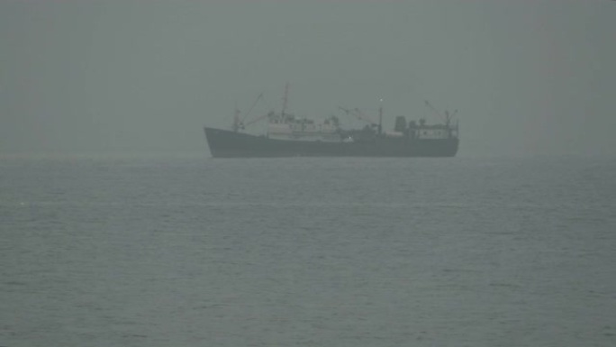 晨雾中的渔船抓鱼晨雾中的渔船抓鱼