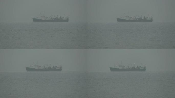 晨雾中的渔船抓鱼晨雾中的渔船抓鱼
