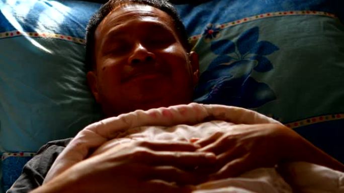 泰国男子在床上睡觉做梦