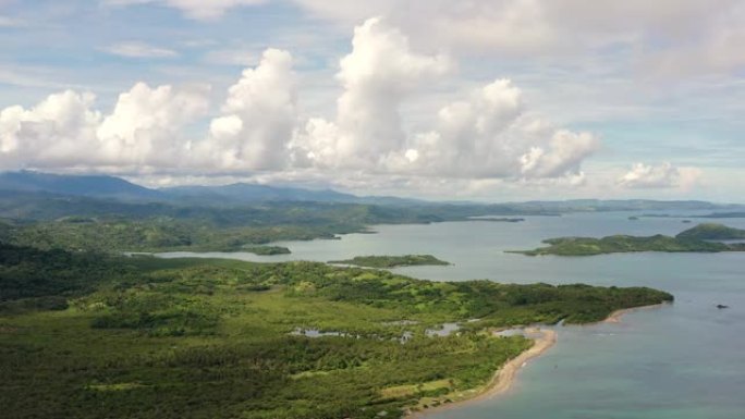 清晨有岛屿的海景，空中无人机。菲律宾卡拉莫安群岛