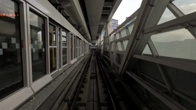 4k，地铁正在穿越城市。亚洲旅游、交通科技。