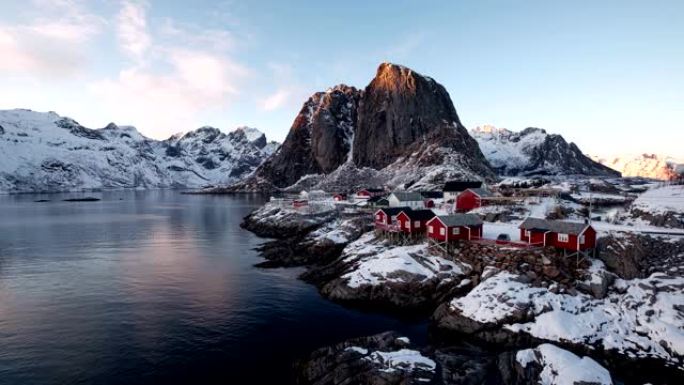挪威罗弗滕群岛日落时分，阳光普照的渔村