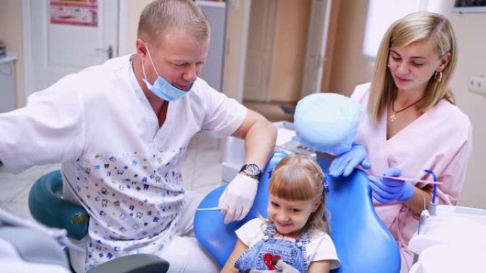 牙医诊所可爱的小女孩。