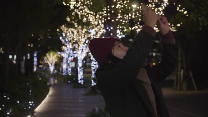 女性旅行者游客喜欢在日本旅游的热门和著名的地方看到圣诞灯饰。