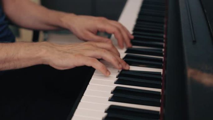 音乐家弹钢琴的特写镜头