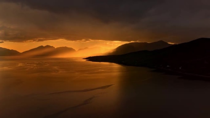 来自苏格兰威廉堡北巴拉丘里什的林赫湖上暴风雨日落的无人机镜头。