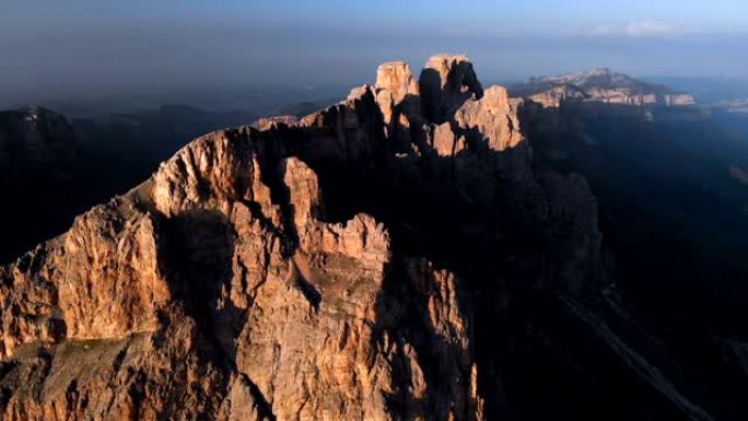 日落时无人机飞越尖锐的岩石露头的鸟瞰图。用于极端登山的陡峭的岩层山。飞行穿越旅行视频