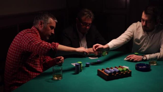 在德州扑克比赛中，成熟的人在翻牌前下注