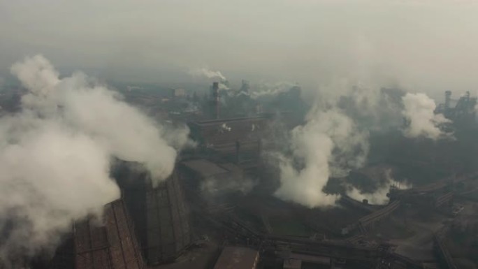鸟瞰图。工业管道向大气排放。用无人机击打的烟囱管