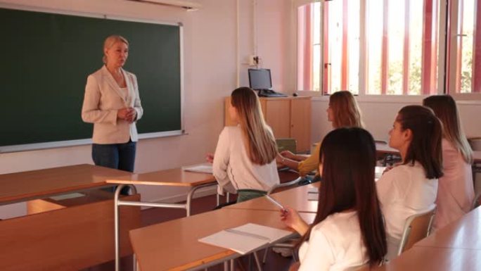 女教师给学生讲课女教师给学生讲课大学生