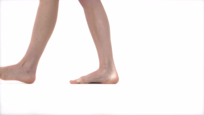 赤足女腿走路的特写。孤立，在白色背景上
