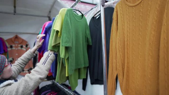 波多贝罗路市场摊位上出售的彩色二手羊绒套头衫