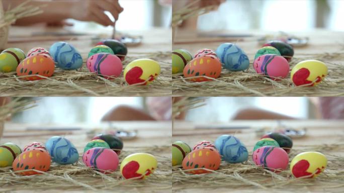 复活节节日餐桌上有彩色复活节彩蛋的篮子。