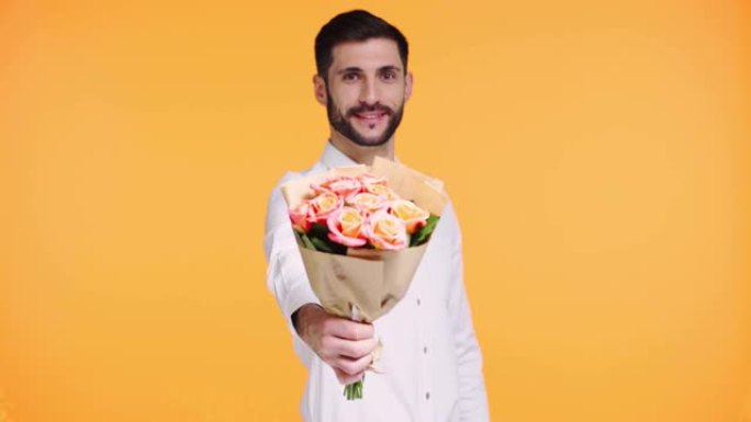男人的焦点拉在橙色上隔离着花朵
