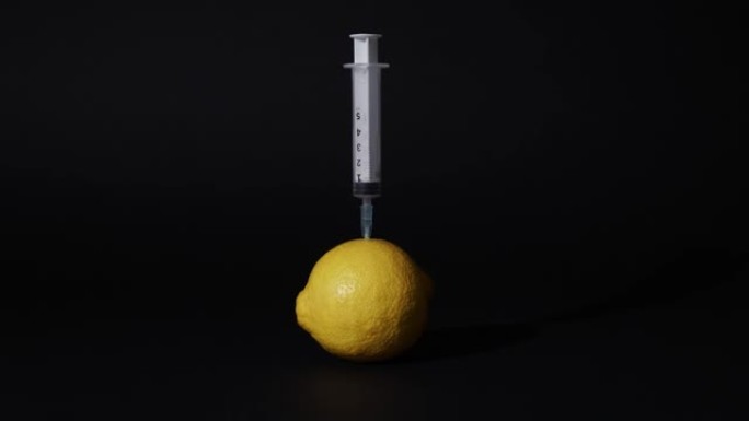 注射器注射到柠檬中