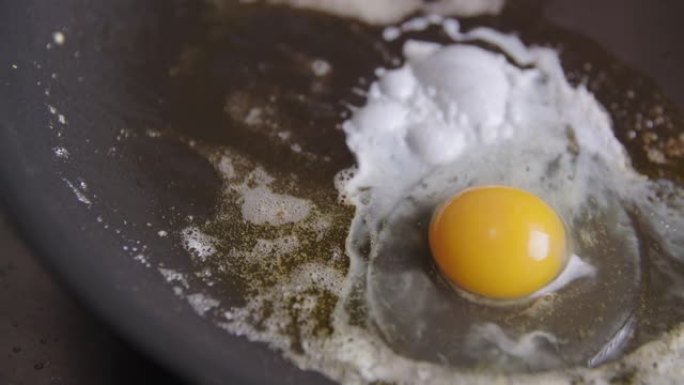 用黄油煎鸡蛋一只蛋