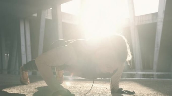 女运动员在开放式车库中锻炼城市健身