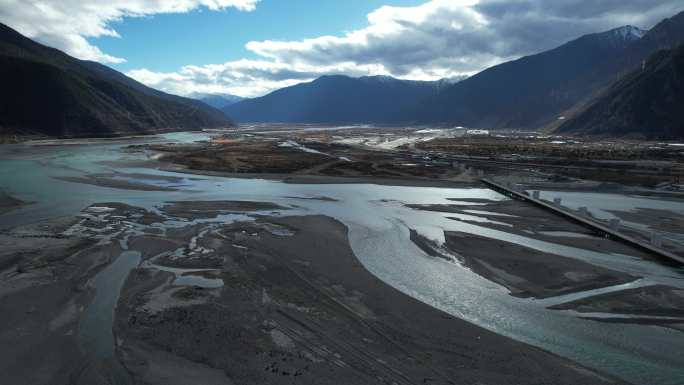 川藏铁路雅林段林芝尼洋河特大桥和林芝站