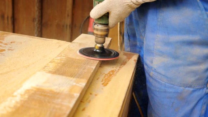 专业工人手中的木工工具特写。面目全非的木匠在他的车间里工作。工匠加工一些木制产品的工件。努力工作的理