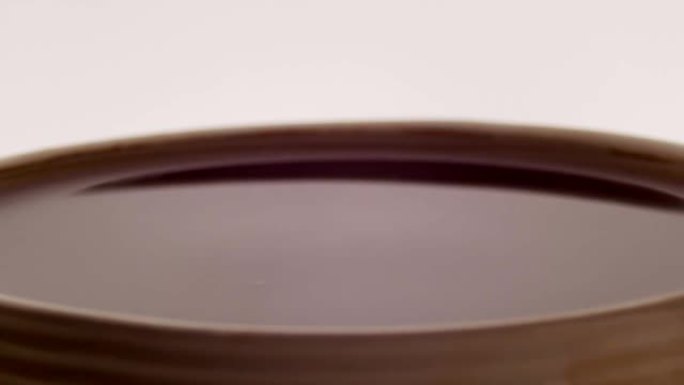 将浓缩咖啡或美式咖啡或黑咖啡滴到咖啡杯中，慢动作镜头。