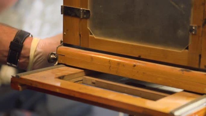摄影师设置老式ambrotype玻璃板十九世纪复古木制摄影相机旋转旋钮幕后摄影