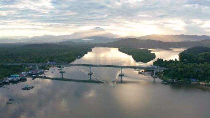 马来西亚沙巴州蒙卡河图阿兰美丽日出风景的空中4k镜头。
