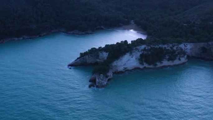 白色岩石和蓝色海洋意大利东海岸普利亚巴里，维埃斯特，亚得里亚海