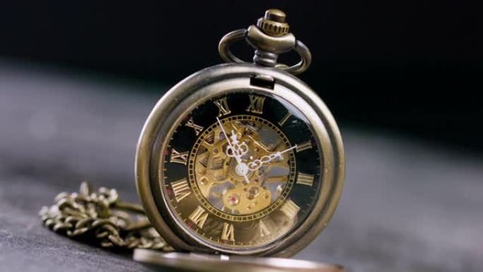 古董旧怀表表盘特写。老式时髦时钟测量时间。