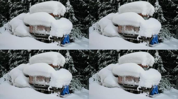 西伯利亚一个村庄的卡特彼勒拖拉机覆盖着厚厚的积雪。4K