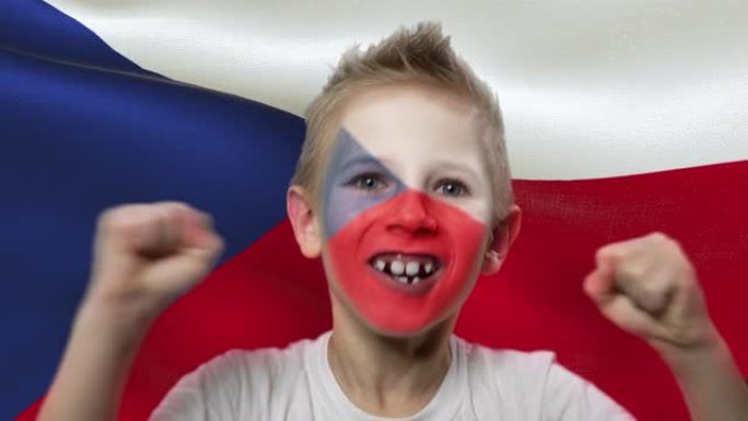 捷克共和国国旗背景上的快乐粉丝。有着民族色彩的脸的快乐男孩。