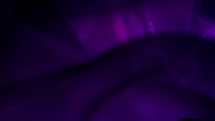 紫色照明旋转丝绸紫色光谱背景虚无三维空间