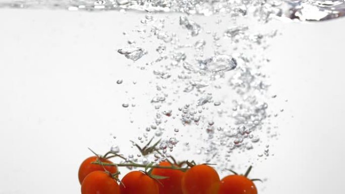 超级慢的樱桃番茄被滴入水中