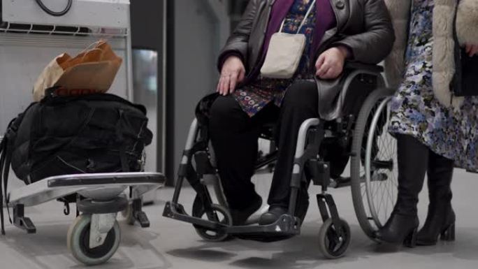 机场航站楼轮椅服务，坐在轮椅上的残疾人
