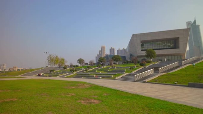 阳光灿烂的一天长沙市著名的三角洲公园博物馆大厅河边全景延时4k中国