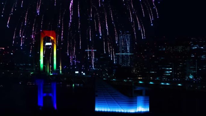 在东京城市的彩虹桥附近的一晚的时间间隔烟花长镜头