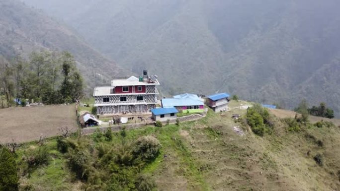 尼泊尔村anapurna徒步旅行。与无人机一起飞行