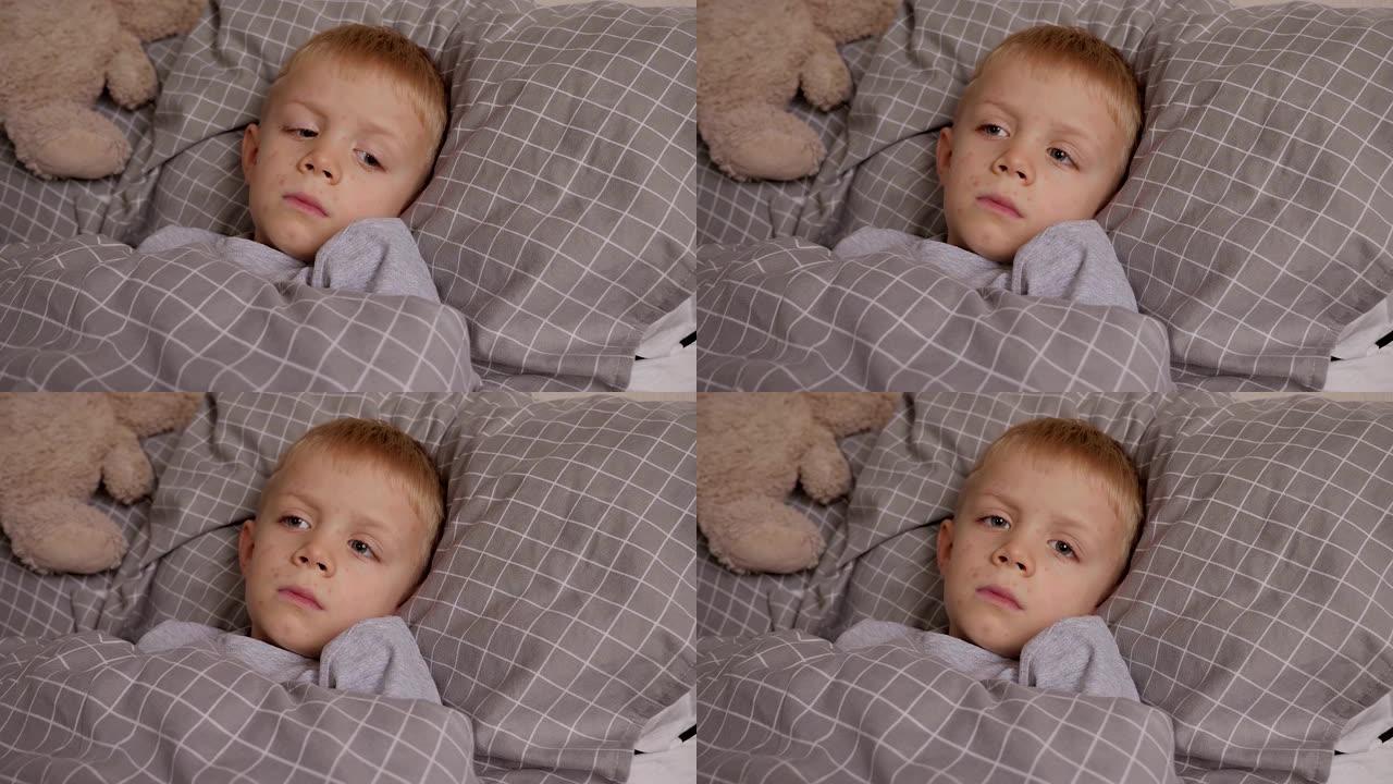 一个生病的小男孩躺在床上的肖像，他的皮肤上有水痘的红色皮疹