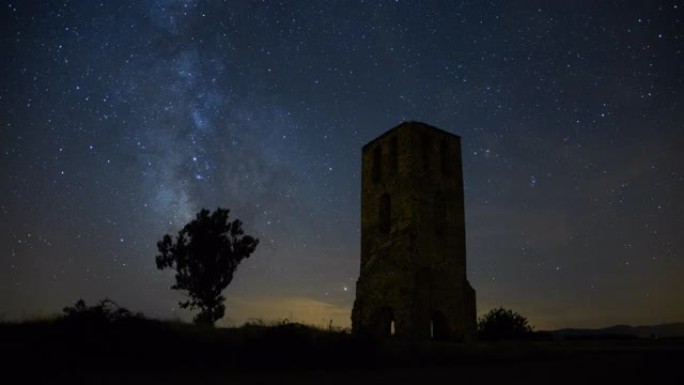 银河系穿越夜空和一座古城堡塔