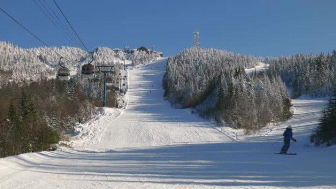 雪山缆车视图，滑雪坡上方的缆车