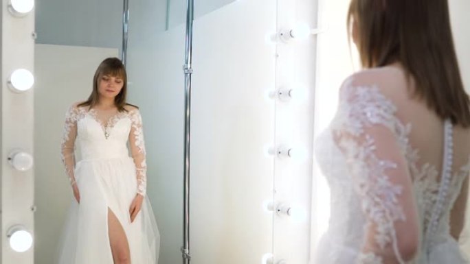 美丽新娘在沙龙试穿婚纱的镜像