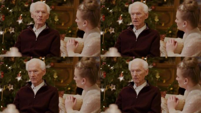 孙女在圣诞节期间听祖父讲话