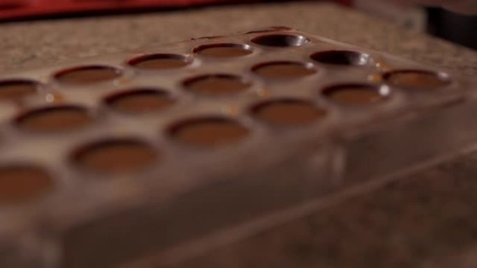 制作巧克力果子糖巧克力工厂自动化制造糖霜
