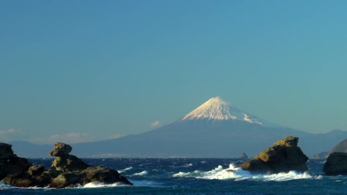 岩石上的波浪和风暴海景 | 静冈库美海岸