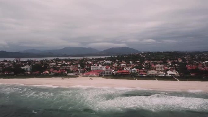 萨夸雷玛日落鸟瞰图。在里约热内卢附近的冲浪小镇上空飞行