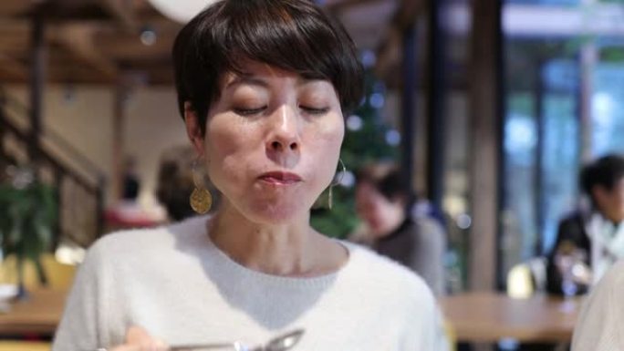 日本妇女在咖啡馆吃甜点