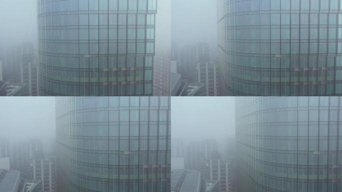 覆盖在烟雾中的摩天大楼的无人机镜头
