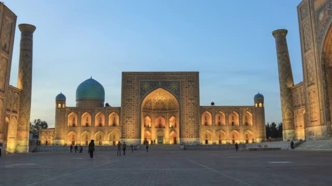 乌兹别克斯坦撒马尔罕黄昏的Registan广场
