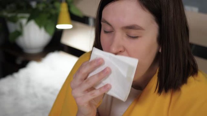女孩打喷嚏。迷人的年轻白人妇女鼻子痒得很厉害，打喷嚏，用餐巾纸捂住嘴。感冒，流感，过敏，喉咙痛，急性