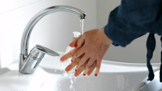 女人用手起泡以防止电晕病毒感染