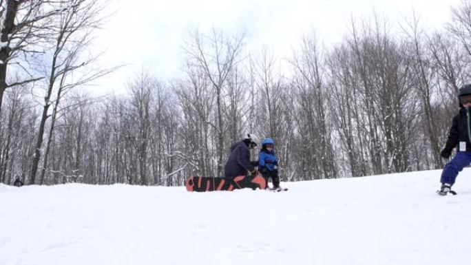 父亲教宝贝儿子滑雪场周末业余冬季运动